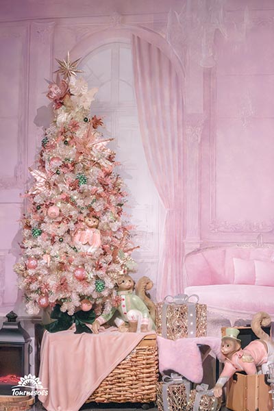 Photo du marché de Noël des jardineries Tournesols - thème romantique avec sapin décoré et personnages oniriques dans les tons roses